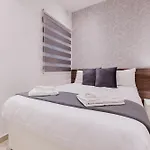 아파트 Fl 1 Thelodge - Charming Retreat By Homely 멜리에하